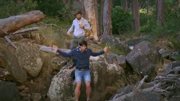 Dos Hombres Con Mochila Caminando Sobre Rocas Bosque — Vídeos de Stock