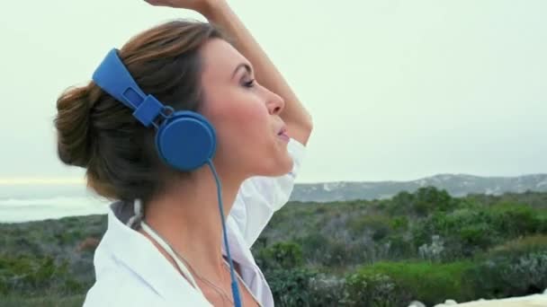 Mujer Joven Camisa Blanca Auriculares Bailando Terraza — Vídeo de stock