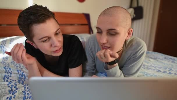 Yatakta Dizüstü Bilgisayar Kullanan Genç Kadınlar — Stok video