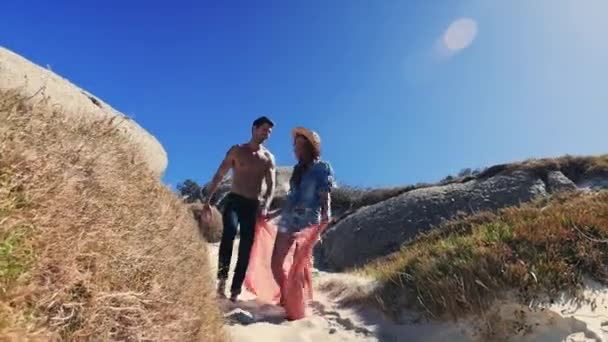 Jovem Casal Andando Praia Areia — Vídeo de Stock