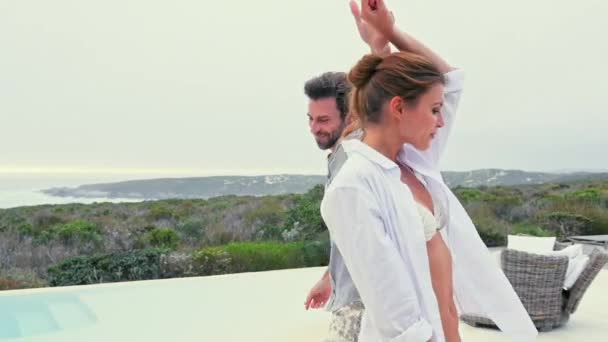 Retrato Pareja Joven Bailando Junto Piscina — Vídeos de Stock