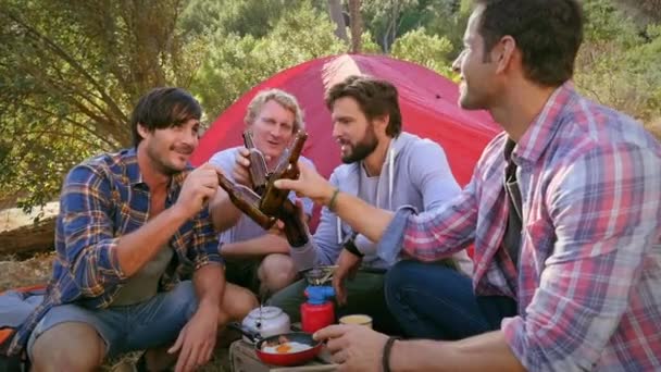 Vier Mannen Rusten Met Bier Door Tent Bos — Stockvideo