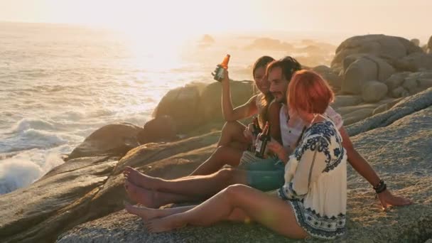 朋友们在海滩上放松和喝啤酒 — 图库视频影像
