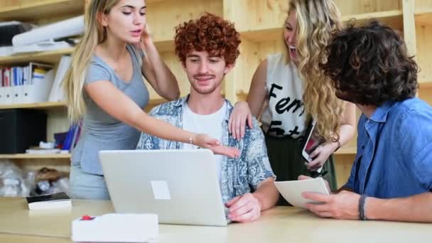 Çalışırken Dizüstü Bilgisayar Kullanan Genç Arkadaşları — Stok video