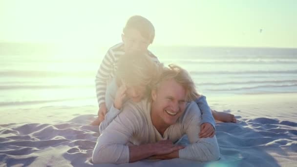 Портрет Отца Сыновьями Лежащими Пляже — стоковое видео