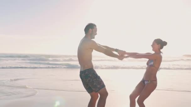 Young Couple Spinning Beach — Stock video
