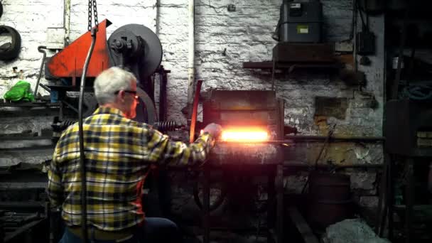 炉から女性の金属に示す男 — ストック動画