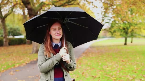 Νεαρή Γυναίκα Στέκεται Ομπρέλα Στο Πάρκο — Αρχείο Βίντεο