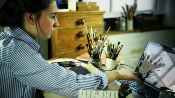 Zijaanzicht Van Vrouw Bezig Met Grafisch Tablet — Stockvideo