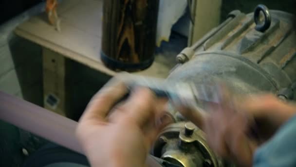 Manche Couteau Polissage Homme Atelier — Video