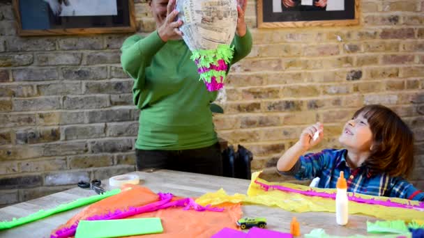 Madre Hijo Decorando Piñata — Vídeo de stock