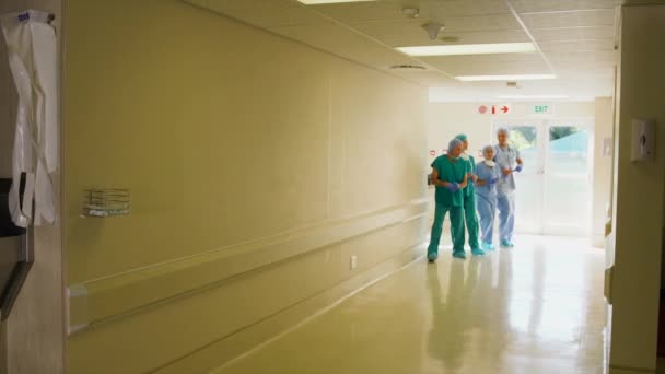 Vier Ärzte Auf Dem Krankenhausflur — Stockvideo