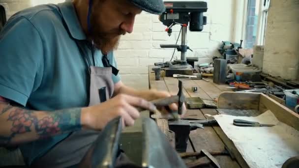 Hombre Haciendo Navaja Taller — Vídeo de stock