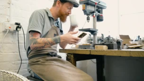 Man Met Koffie Werkplaats Workshop — Stockvideo