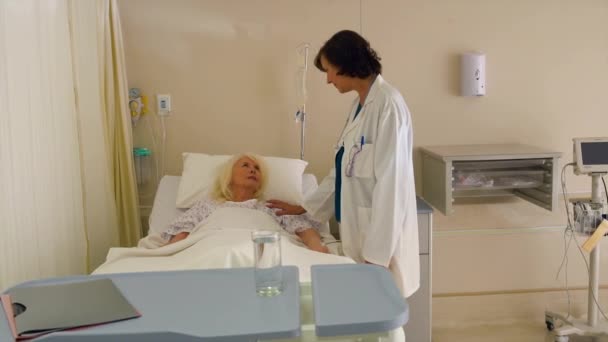 Lekarka Mówi Pacjenta Szpitalu — Wideo stockowe