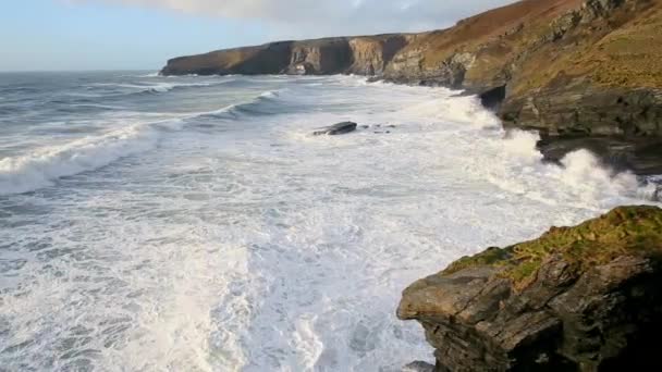 Κύματα Συντρίβεται Στα Βράχια Κατά Διάρκεια Της Ημέρας — Αρχείο Βίντεο