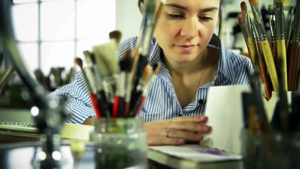 Retrato Mulher Artista Olhando Caderno Esboços — Vídeo de Stock