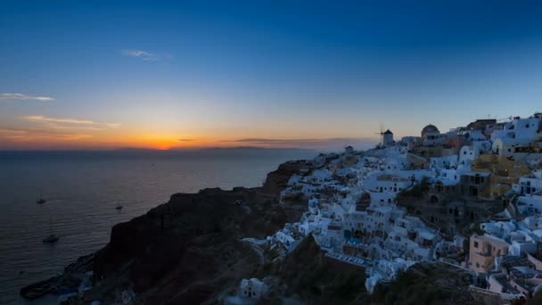 時間の経過 サントリーニ島 ギリシャで夕焼けの海を見下ろす丘の町 — ストック動画