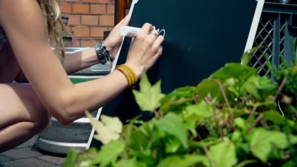 Femme Écrivant Sur Tableau Noir Texte Ouvert Aujourd Hui — Video