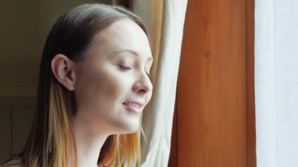 Mujer Mirando Por Ventana Estirándose — Vídeos de Stock