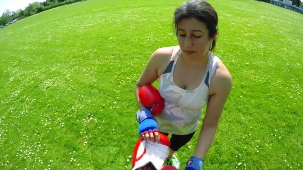 Femme Portant Des Gants Boxe Sur Les Mains Homme — Video