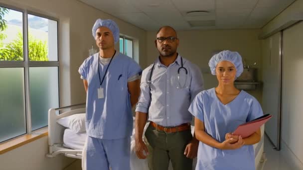 三个医生在医院中的肖像 — 图库视频影像