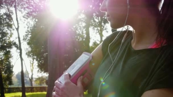 Vrouw Voorbereiding Telefoon Armband Voor Het Lopen — Stockvideo