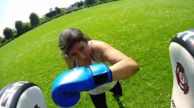 Kadın parkta boks eğitimi