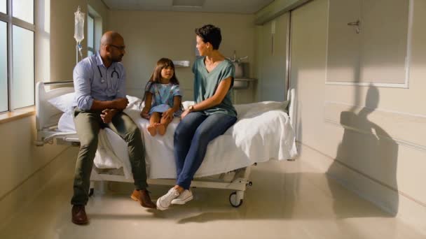 医生与女孩和母亲在医院 — 图库视频影像