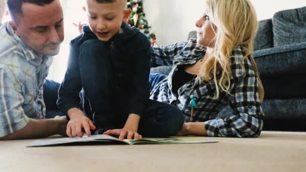 Батьки Читають Сином — стокове відео