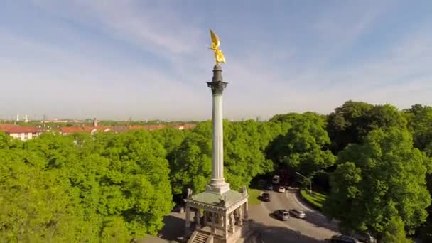 白天的城市景观和弗里登森格尔纪念碑 — 图库视频影像