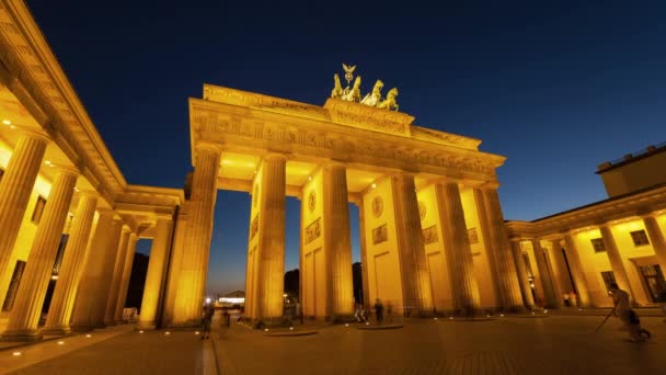 Turystów Bramy Brandenburskiej Berlin Niemcy Upływ Czasu — Wideo stockowe