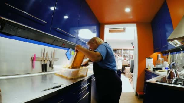 Vrouw Snijden Honing Keuken — Stockvideo