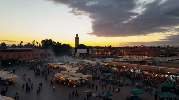 Τουρίστες Στην Πλατεία Djemaa Fna Τετράγωνο Κατά Ηλιοβασίλεμα Πάροδο Του — Αρχείο Βίντεο