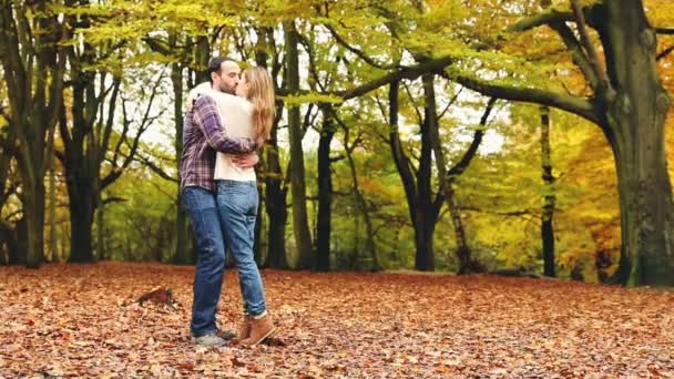 Paar Zoenen Herfst Stadspark — Stockvideo