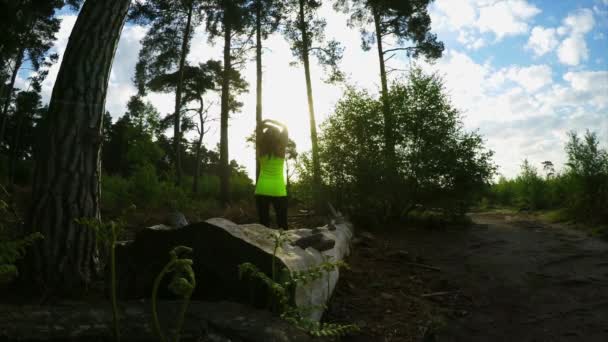 Жінка Займається Лісі Відкритому Повітрі — стокове відео