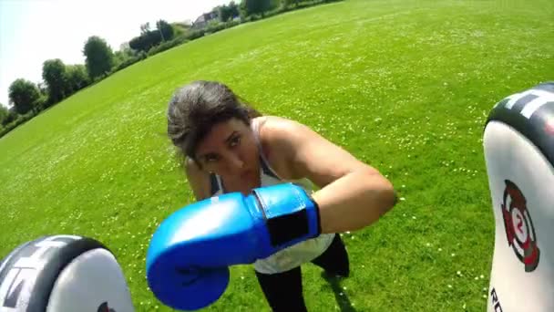 Женская Тренировка Боксу Парке — стоковое видео