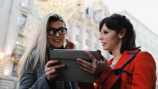 Deux Jeunes Femmes Avec Tablette Numérique Extérieur — Video