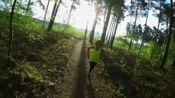 Mujer Corriendo Por Sendero Forestal Aire Libre — Vídeos de Stock