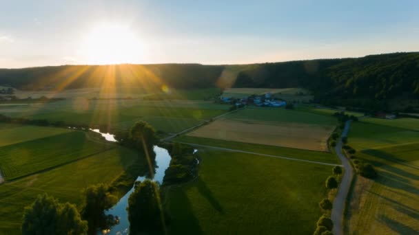 Αεροφωτογραφία Του Αγροτικού Τοπίου Στο Ηλιοβασίλεμα — Αρχείο Βίντεο