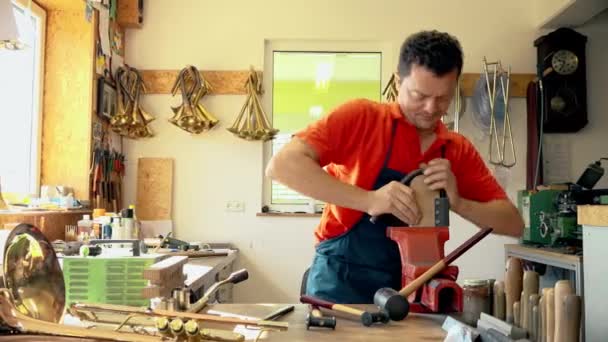 Håndværker Bøjning Trompet Workshop – Stock-video