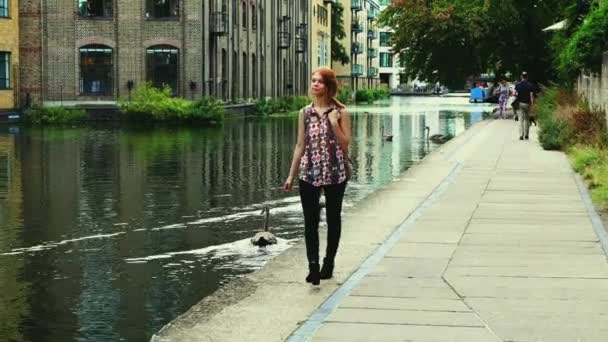Руда Жінка Ходьба Канал Лондон Англія — стокове відео