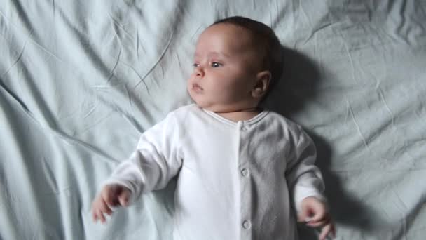 Porträtt Lille Pojken Liggande Sängen — Stockvideo