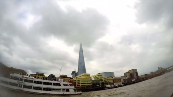 Artesanía Pasajeros Edificios Por Río Támesis Londres — Vídeos de Stock