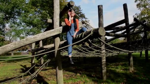 Frau Auf Holzkonstruktion — Stockvideo