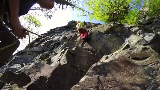 Tiefansicht Eines Mannes Der Auf Einen Felsen Klettert — Stockvideo