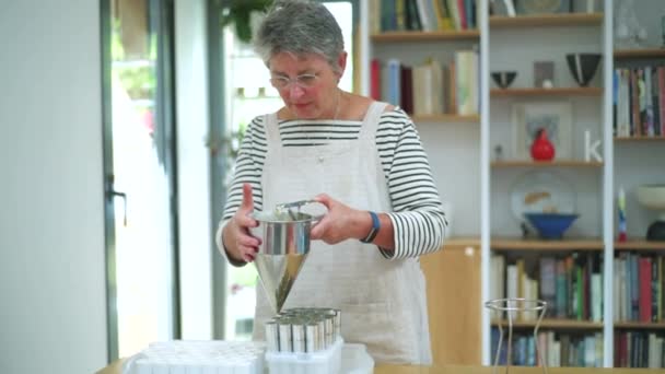 Mulher Sênior Usando Funil Panqueca Para Dispensar Mistura Vasos Plástico — Vídeo de Stock