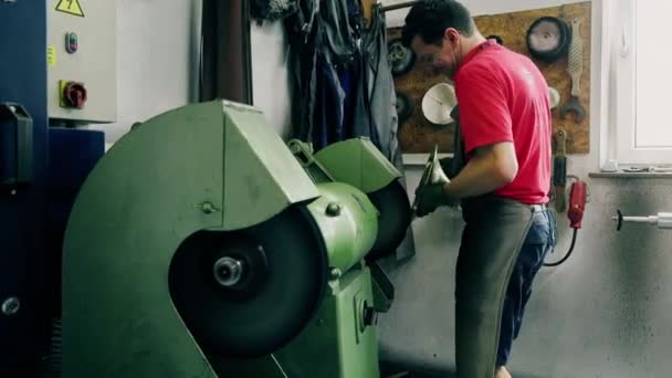 Ambachtsman Polijsten Trompet Werkplaats — Stockvideo