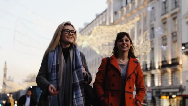 Dos Mujeres Jóvenes Caminando Por Calle — Vídeos de Stock