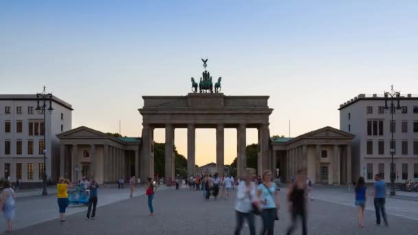 Turystów Bramy Brandenburskiej Wieczorem Upływ Czasu Berlin Niemcy — Wideo stockowe